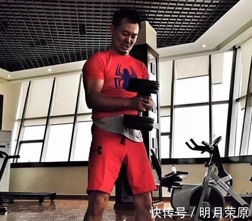 廚房|走進(jìn)演員吳樾住的房子,廚房里就一個(gè)電磁爐,看來平時(shí)幾乎不做飯