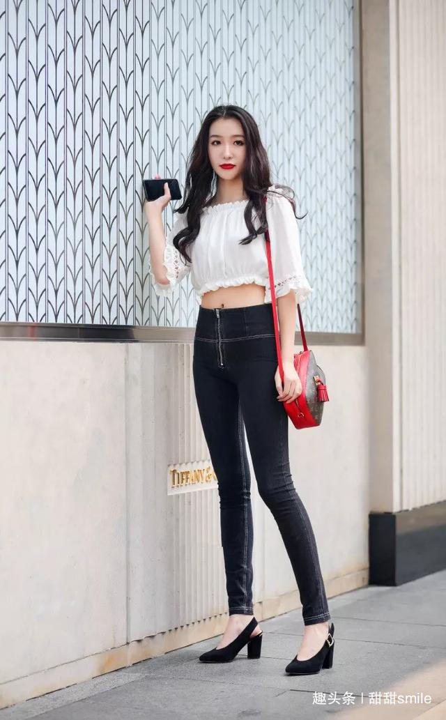 尖头高跟鞋 美女脚上一双优雅尖头高跟鞋,整体搭配都散发出一股优雅的女人味