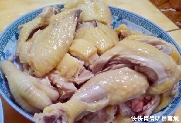 做白切鸡直接下锅大错特错大厨多加这样“东西”,鸡肉又鲜又嫩