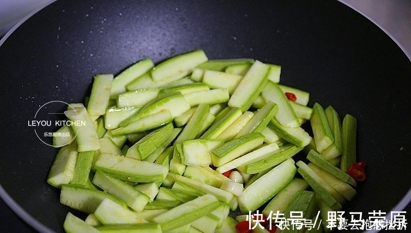 好吃|炒一盘西葫芦出少半盘汤？掌握3点，入味好吃，还不易出汤