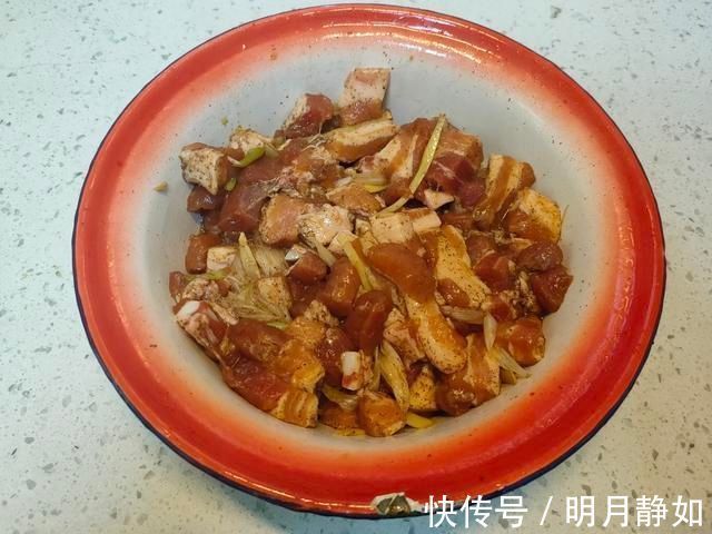做炸酥肉，有“三样调料”不能少，酥肉金黄酥脆，咬一口满嘴香