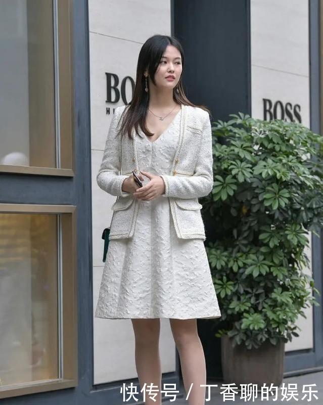 淡紫色|白色淑女款上衣，搭配同色时尚连衣裙，尽显出青春靓丽的美感