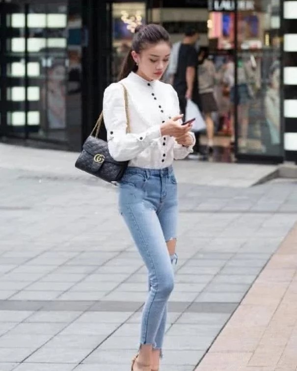 街拍:时尚的小姐姐,衬衫搭配牛仔裤,看起来很显腿长