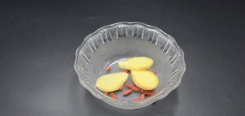 生姜和枸杞一起泡水喝,作用真厲害,解決了很多男人女人的困擾