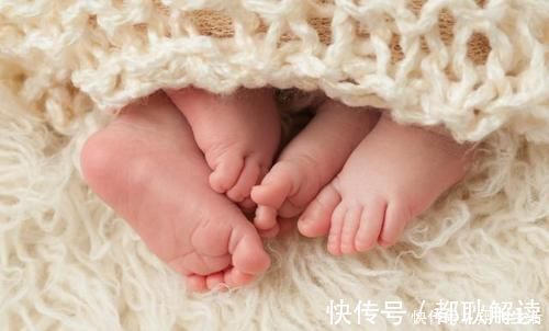女子|英国女子怀孕三周后又怀孕!刨腹产生下一对龙凤胎,哥哥比妹妹大了一圈!