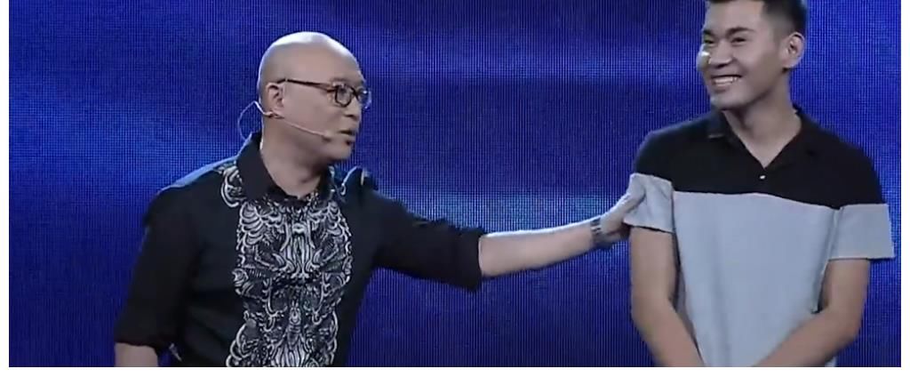 小伙刚上场就被灭22盏灯，直接当场甩脸：你们都灭灯了还举什么手