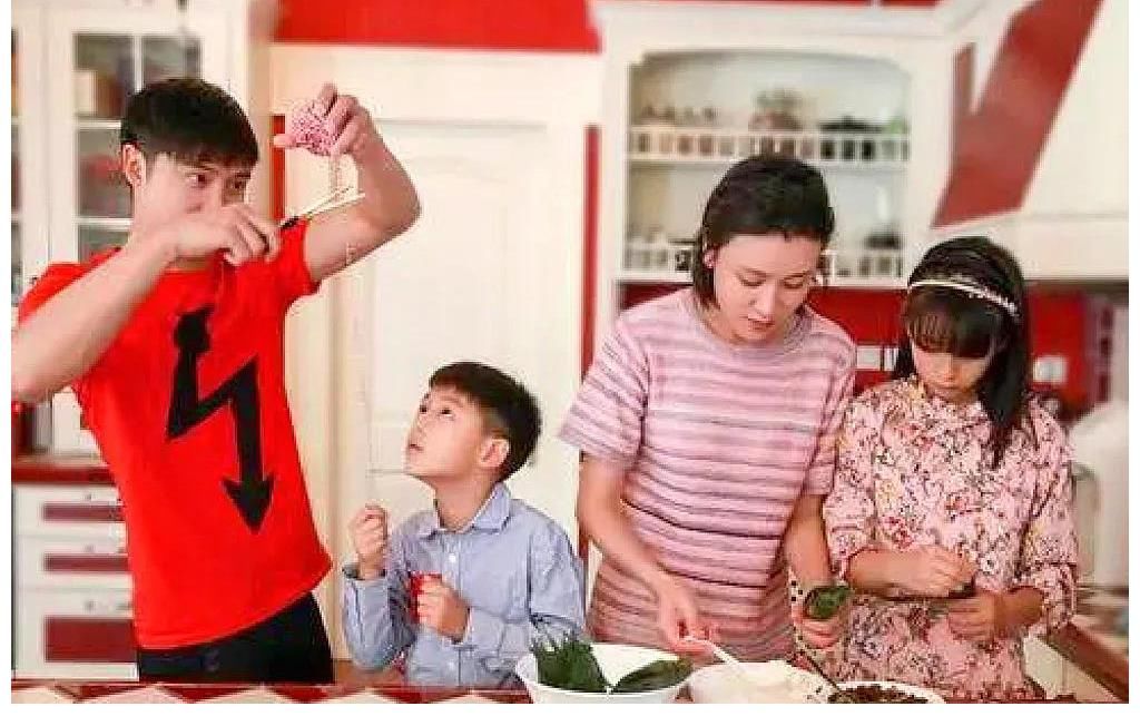 他們因?yàn)榫C藝節(jié)目而紅，也因?yàn)榫C藝節(jié)目而沒(méi)落，有人翻車撒謊離婚