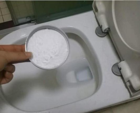 马桶“发臭发黄”,撒一把不值钱的“它”进去,洗完和新的一样!