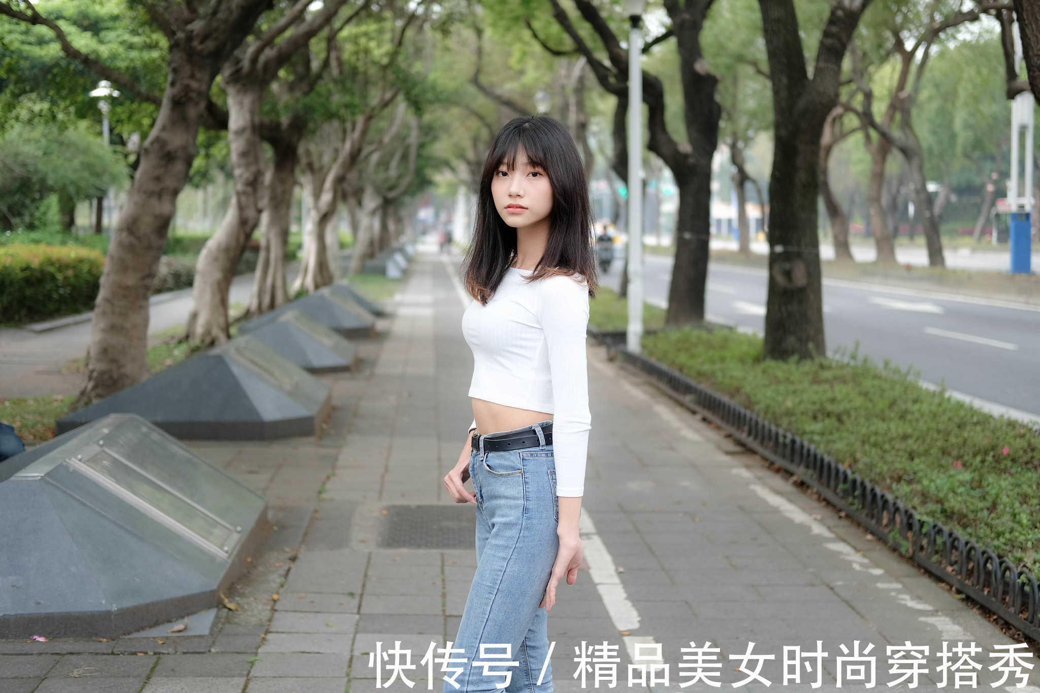 风格|白色针织衫搭配牛仔裤+平底鞋，整体的风格简约又休闲，清爽舒适