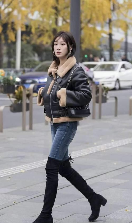 讲真的，穿羽绒服时，最好别配这2种裤子，多穿这3种，显瘦洋气