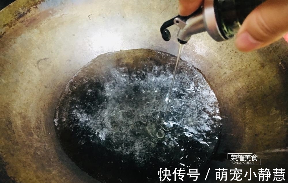食用油|炒空心菜，直接炒就不对了，多加一个步骤，翠绿不发黑，十分脆嫩