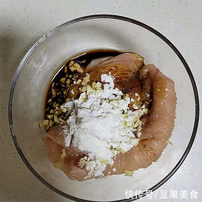 记住这几个小技巧！新手也能做蒜香鸡排