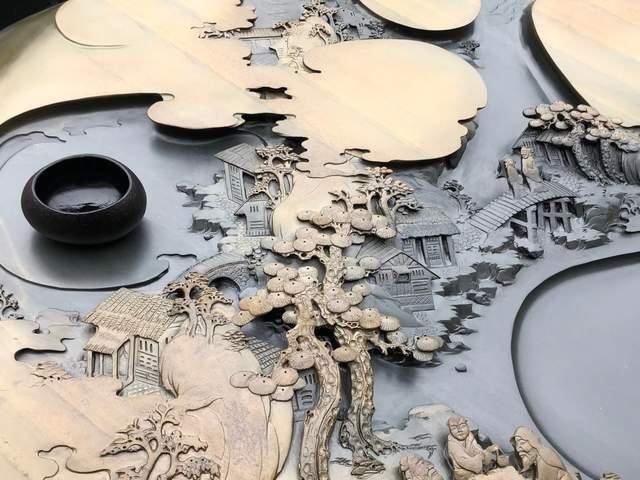 真正的“难得一见”,把长近2米的石头刻成山水画,还制成了茶盘