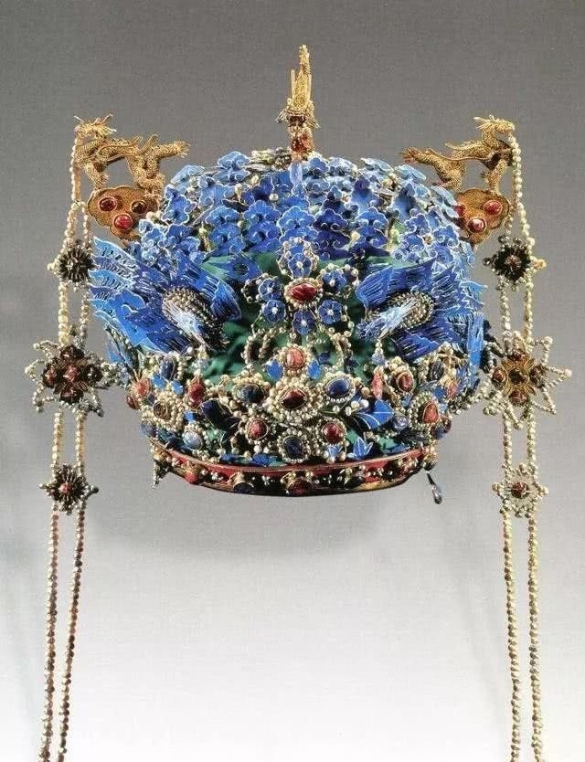 1958年,明定陵出土一顶精美凤冠和一把破银壶,揭开女主凄惨一生