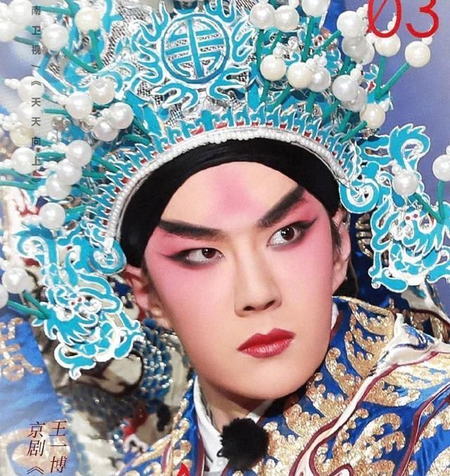 王一博京剧造型引热议,但看到肖战的造型,才知道啥叫一眼万年