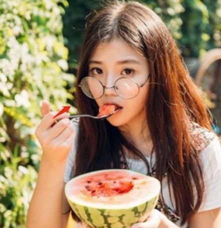 女生|脸上拥有这三个特征的女生,最适合戴眼镜,颜值高到让人心动