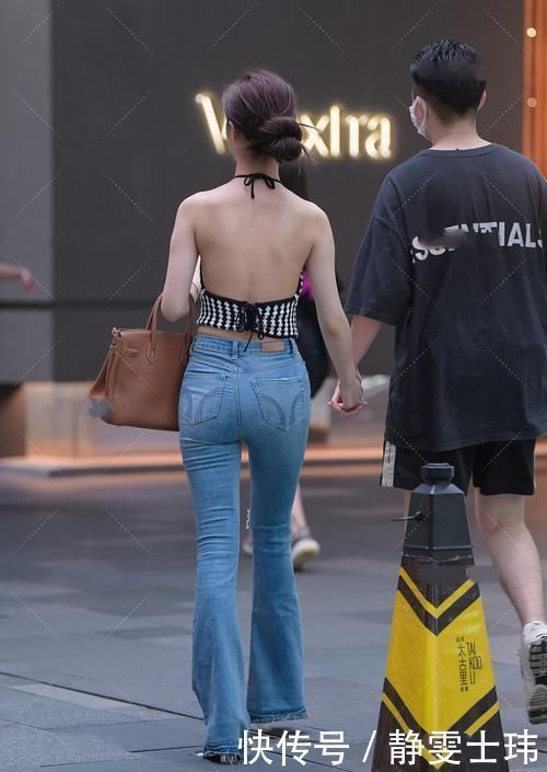 黑白针织吊带搭配破洞牛仔裤,款式独特,尽显时尚感