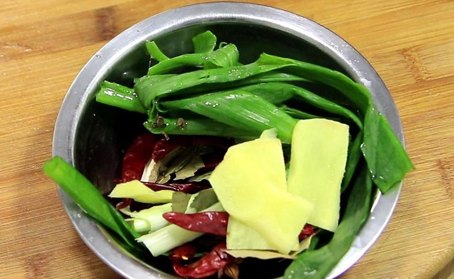 鸡肉鲜嫩有窍门,不要直接下锅炒,多加这一步,肉质滑嫩又酸辣