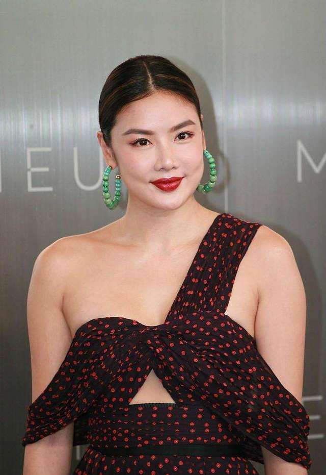 锁骨|乐基儿的身材丰润饱满，但很自信，穿棕红色波点连衣裙，性感优雅