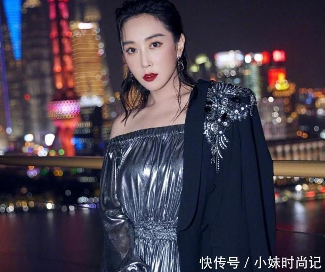 杜若溪美到令人“窒息”, 黑色西装搭配银色长裙, 展现女王气场