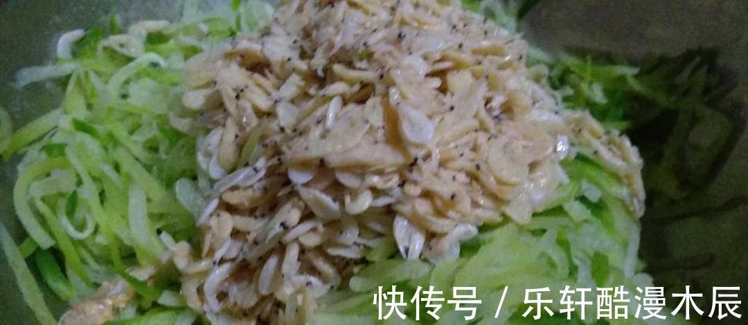 颗粒面|做了一锅素馅包子，吃起来味道很鲜香，刚出锅香极了