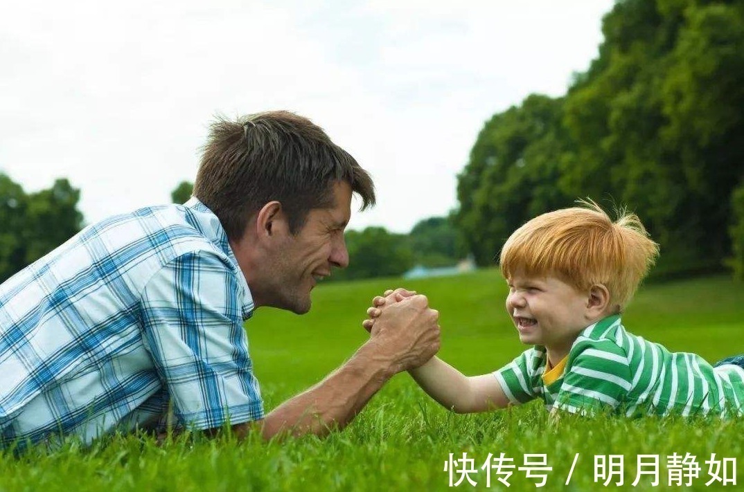 遛弯儿|高颜值长腿爸爸,遛娃照一夜走红,网友:妈妈好福气