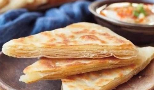 烙饼时，别再用凉水和开水了，用它，又软又香还出层，放凉也不硬