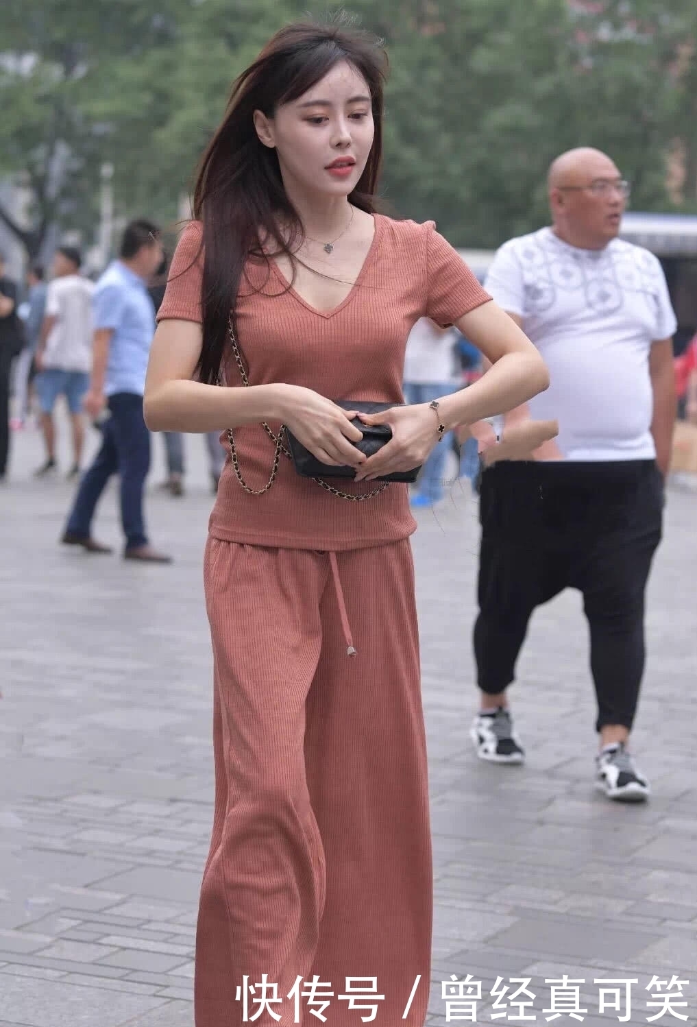 街拍美女:小姐姐最显气质的阔腿裤套装,人人可驾驭!