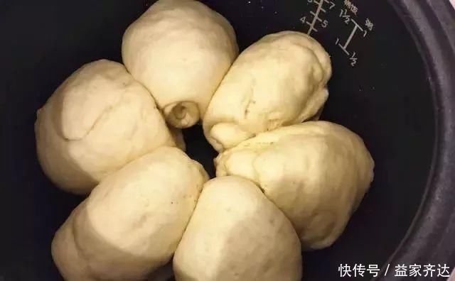 家里有面粉和鸡蛋,就能做面包,不用烤箱,有电饭锅或都蒸锅就行