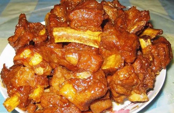 美食:红烧排骨,蘑菇烧肉,青椒炒鸡腿肉,辣椒小炒肉