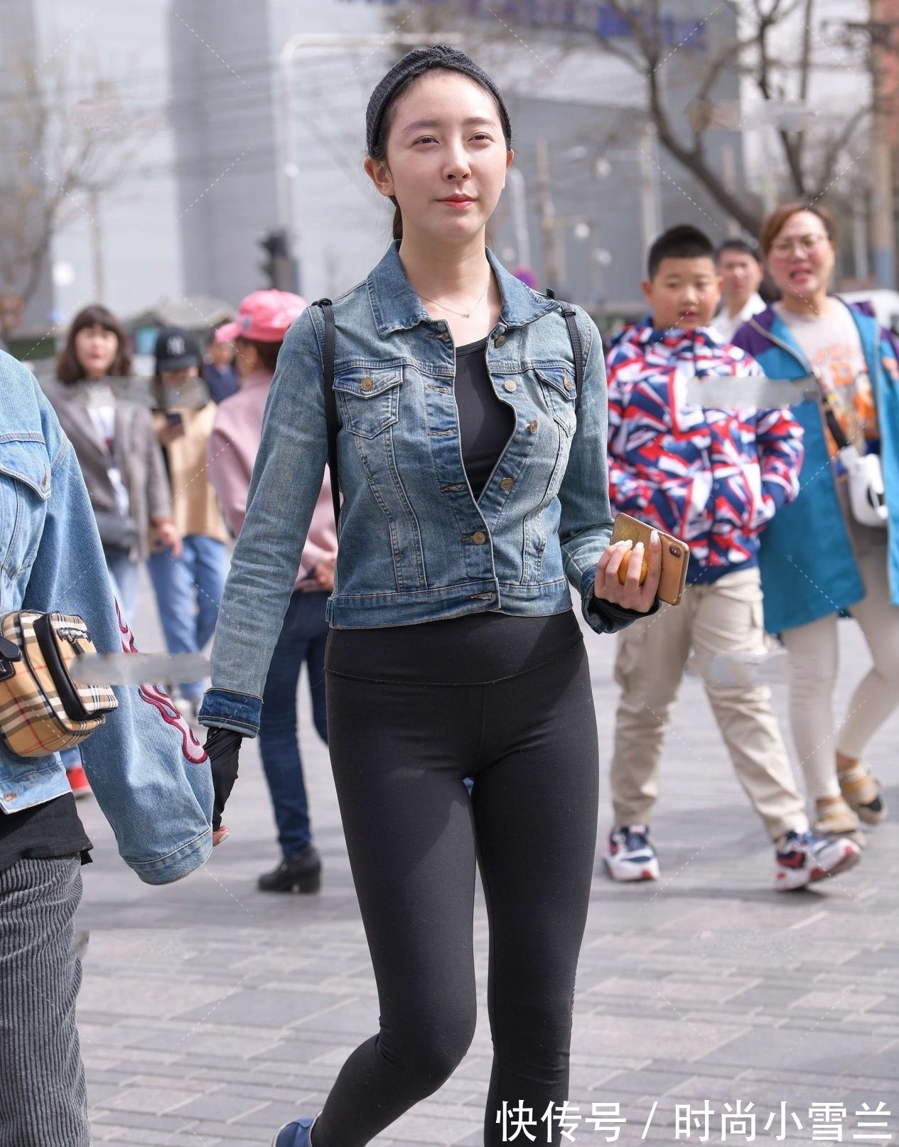 小姐姐 又高又瘦的小姐姐,才能驾驭的短款牛仔衣,这样的风格,你喜欢吗