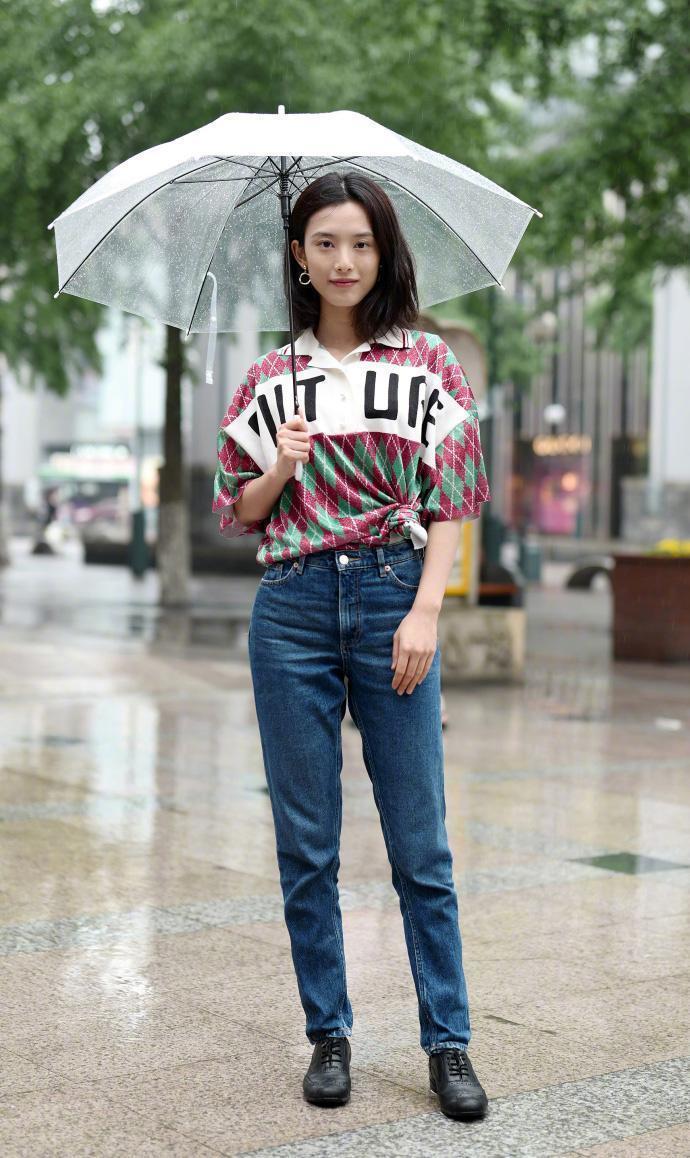 搭配|街拍:三位身穿黑色衣装的美女,搭配的各有千秋,简练大气