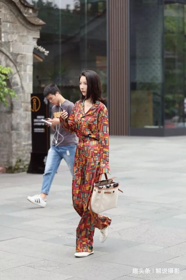 浅色|街拍美女穿一款浅色的连衣短裙,让双腿更显修长