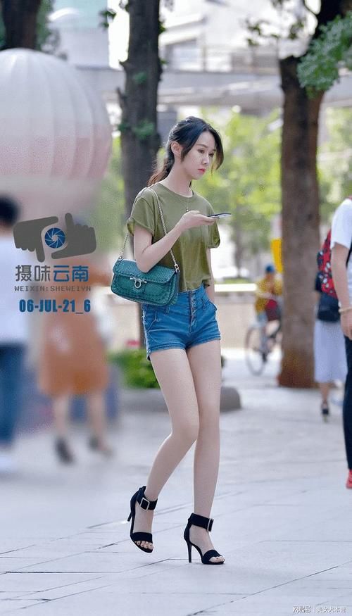 高跟鞋|穿出玉足优雅的性感，一字带细高跟凉鞋才经典，自带女人味！