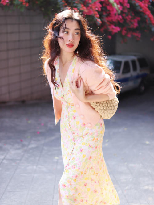 今年碎花裙这样穿，优雅显气质，开启一整个春天的浪漫