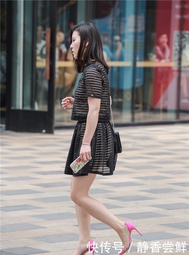 身材|街拍:小姐姐粉色高跟很亮眼,身材太有女人味