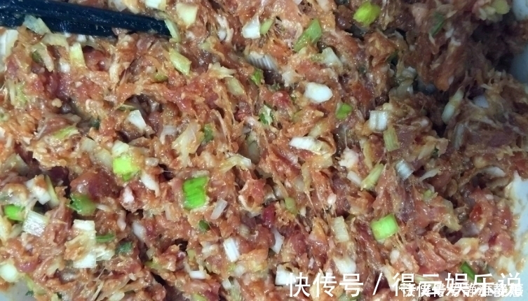 包包子|调饺子馅最忌讳加此调料,很多人不清楚就放,难怪饺子馅发柴难吃