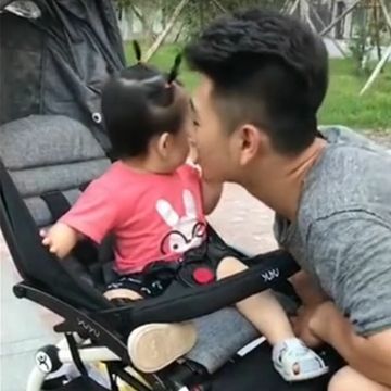 外甥女|舅舅偷亲小外甥女，宝宝的反应，让一旁的妈妈笑岔了气