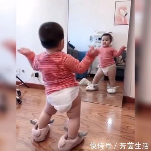 尿不湿|萌娃穿尿不湿在镜子前手舞足蹈火了,网友:小小年纪也太会扭了吧