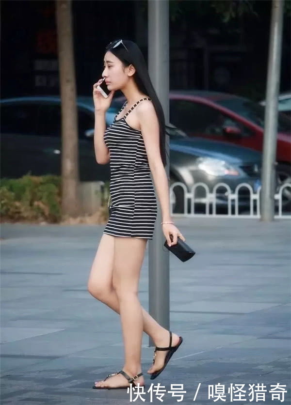 斑马|街拍美女：小姐姐简便的“斑马裙”穿起来，秀气浪漫，更显时尚感