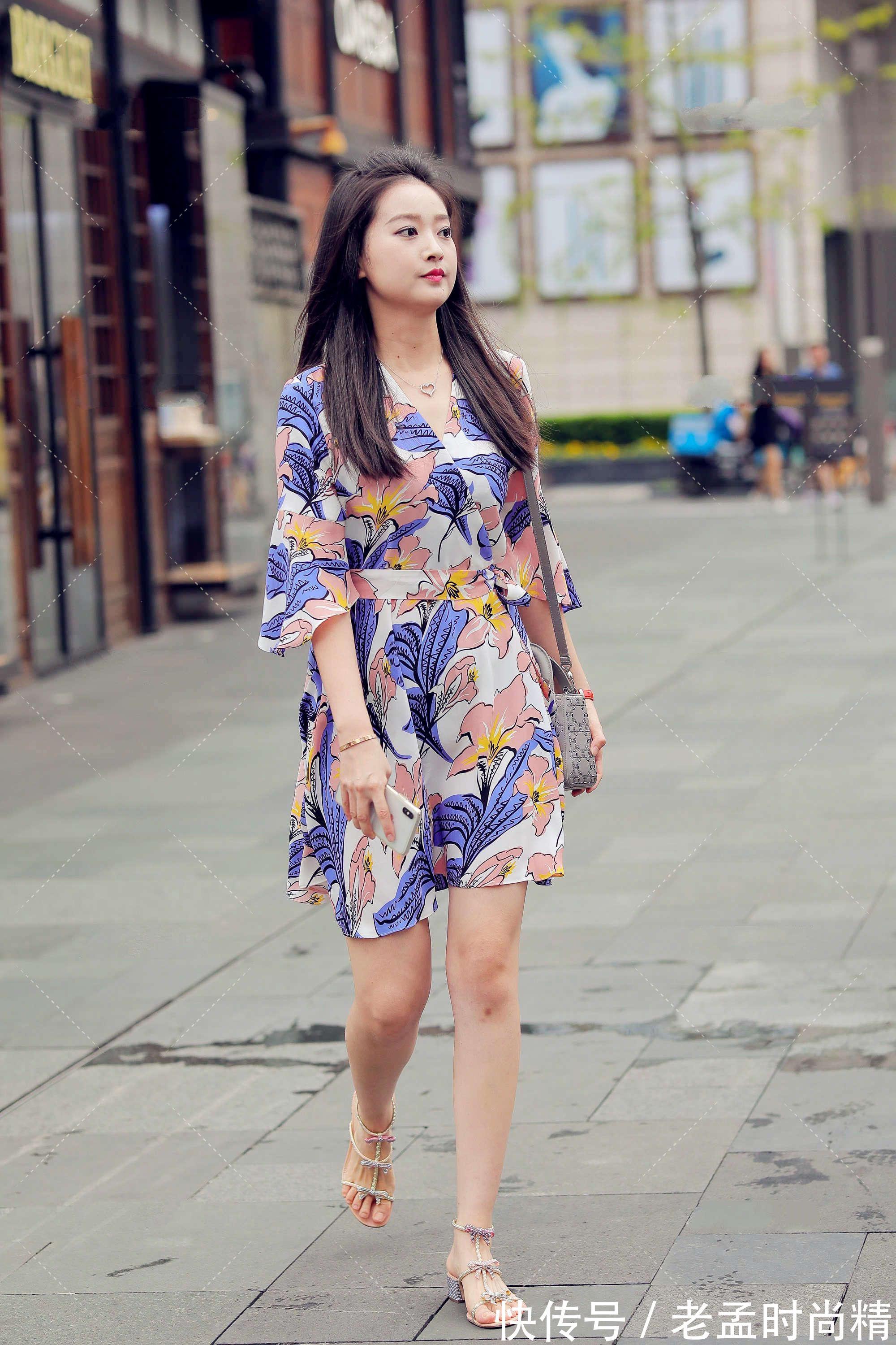 穿搭|印花裙依然是初秋的“主角”,清新优雅又大方,穿着时尚又靓丽