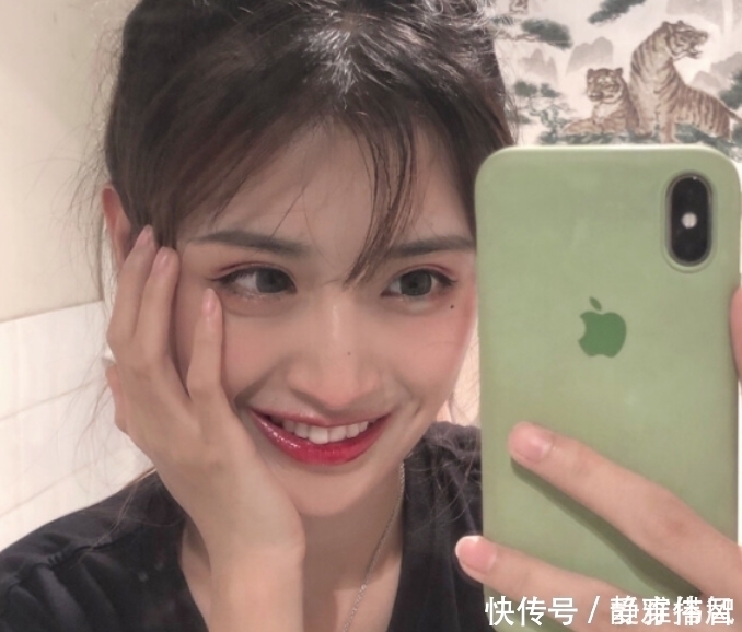 女孩子想变薄嘴唇，趁早戒掉这3“恶习”，小心香肠嘴没人爱