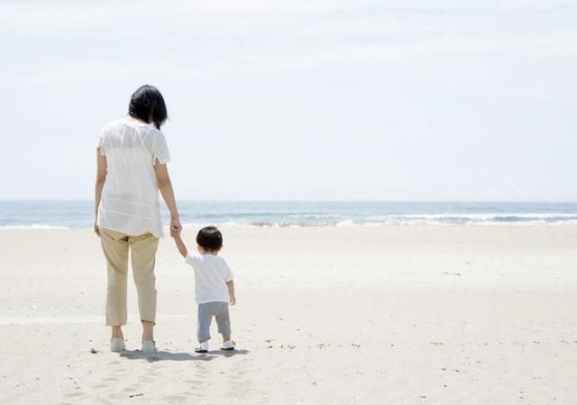 玩具垫|宝妈留3岁女儿在家,自己出门取快递,回家后的景象让她表情凝固