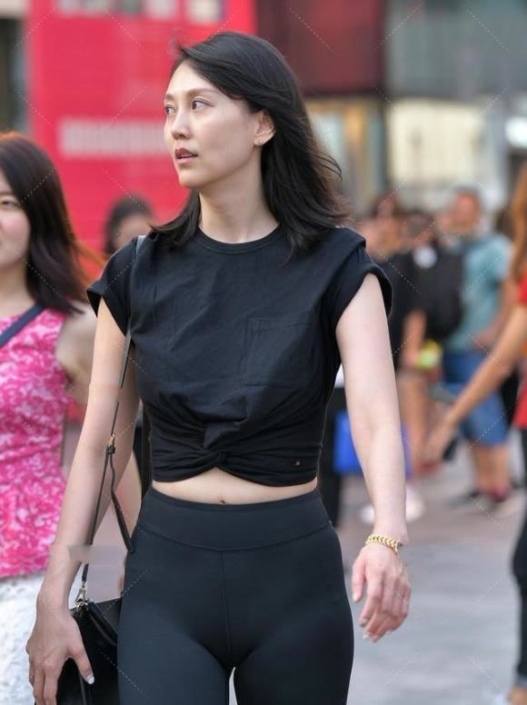 美的 年轻女生就是会穿,露脐衫配牛仔裤,轻松穿出小蛮腰,靓丽又清爽