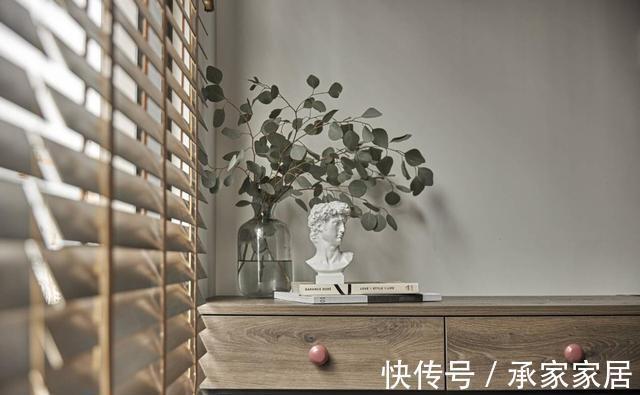 兄弟俩|兄弟俩合资买套小公寓，没有多余的家具，全屋黑红灰看起来很高级