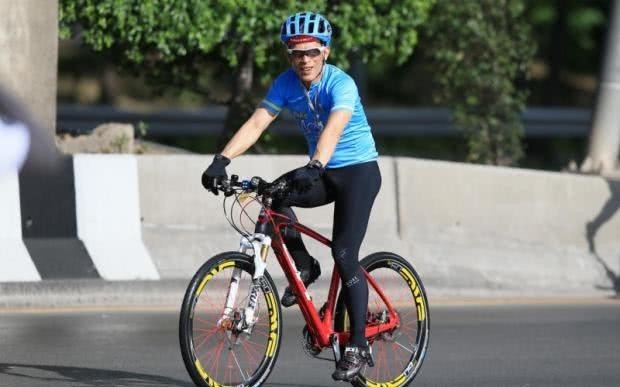 惊艳|泰王后宫妃子们首次曝光!陪同国王骑车好惊艳,难怪国王无法自拔