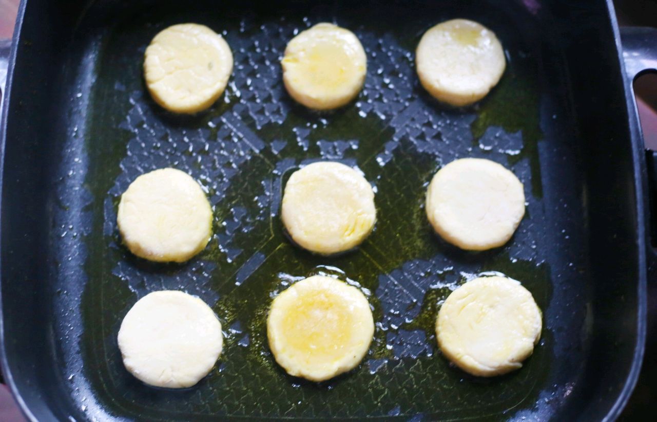 土豆别总炖了,做成奶香土豆饼,松软香甜,孩子很喜欢吃