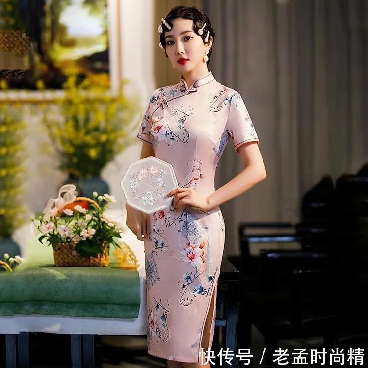 穿搭|甜美浪漫粉色旗袍,柔情满满,夏季穿搭会把整个人描摹的可爱极了