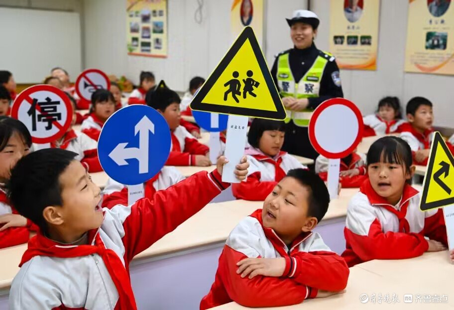 强化提升道路交通安全意识！东昌府交警进校园与小学生面对面