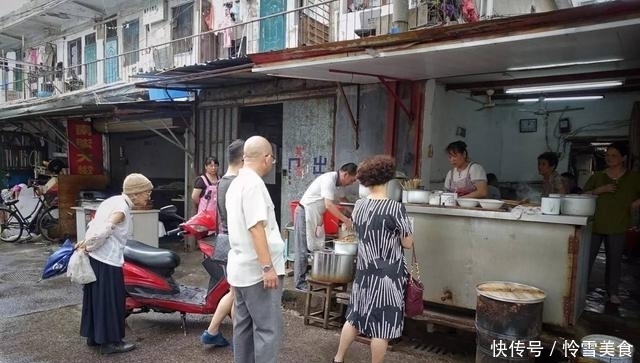 排队|农村夫妻街头卖它,5元一碗,十年未涨价,食客凌晨5点排队购买